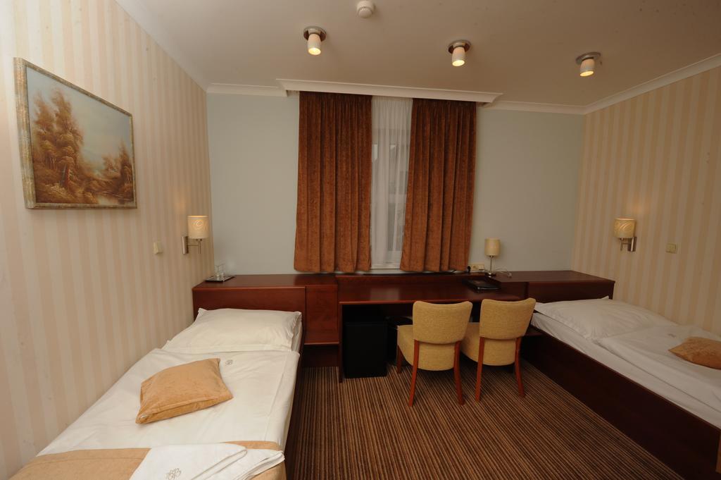 Hotel Encian Rajecké Teplice Extérieur photo